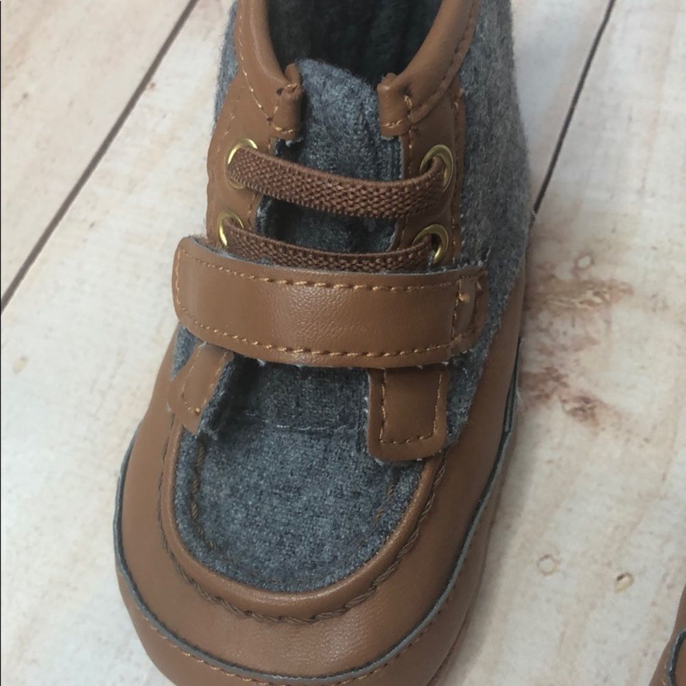 🍭6/$30 Carter’s soft soled Velcro high tops 6-9 m - Picture 2 of 6